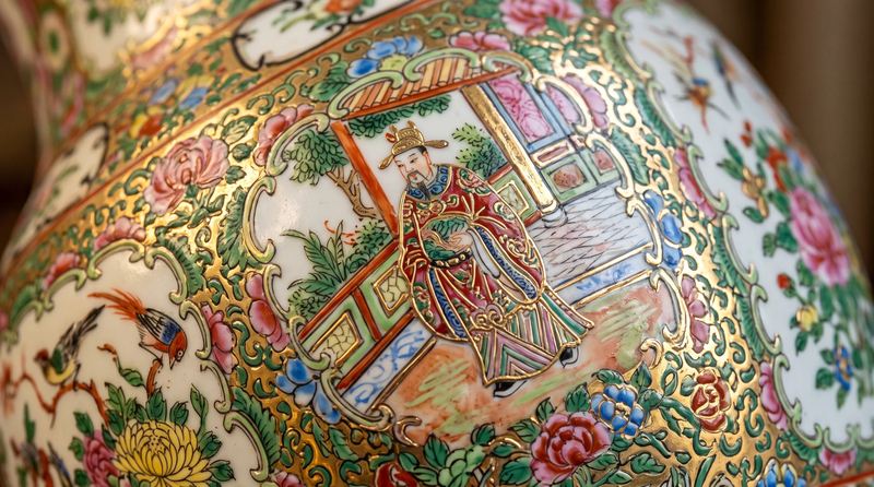 細看用筆與金彩，是欣賞廣彩的樂趣。